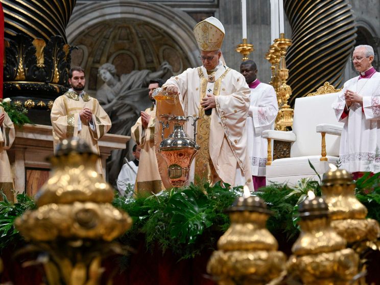 Leone XIV alla Messa Crismale: «Diffondere il profumo di Cristo in quest'ora buia della storia»