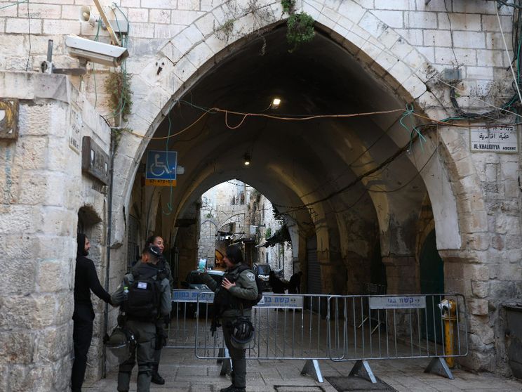 Gerusalemme: un posto di blocco israeliano allestito nella Città Vecchia, lungo una delle vie che conduce al Muro Occidentale / ANSA