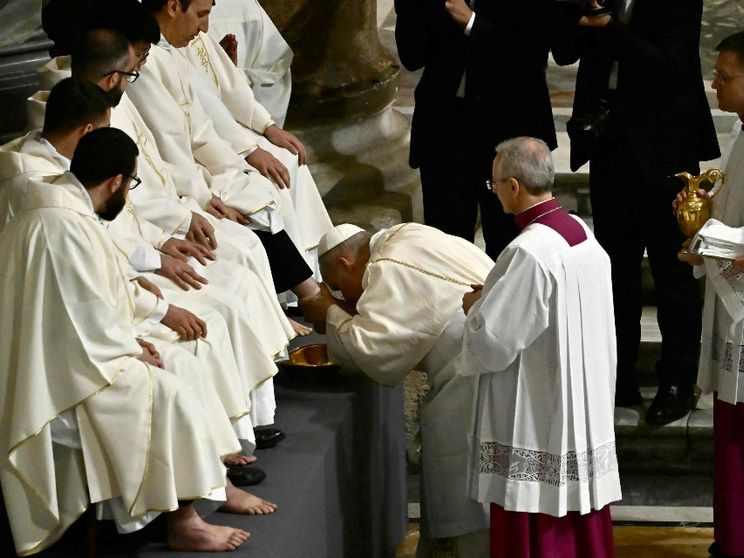 Il Papa: «È bestemmia l’uomo che uccide. Chiniamoci sugli oppressi»