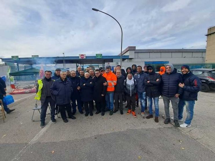 Parroci e lavoratori Trasnova di Pomigliano, foto del 5 dicembre 2024