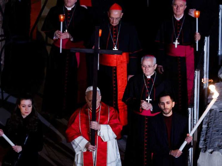 Il Papa e la Via Crucis al Colosseo: chi fa la guerra dovrà risponderne davanti a Dio