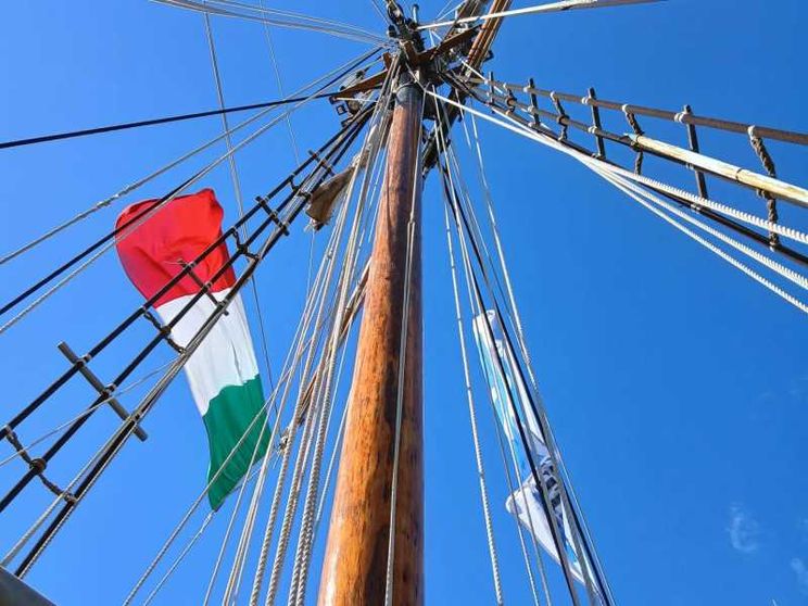 Il tricolore sventola a Sète, su un galeone