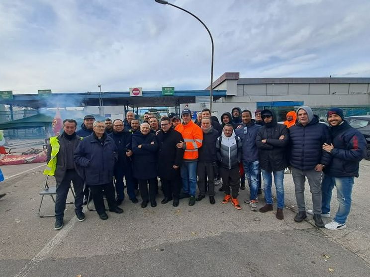 Parroci e lavoratori Trasnova di Pomigliano, foto del 5 dicembre 2024