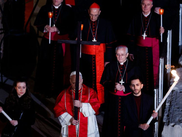 Il Papa e la Via Crucis al Colosseo: chi fa la guerra dovrà risponderne davanti a Dio