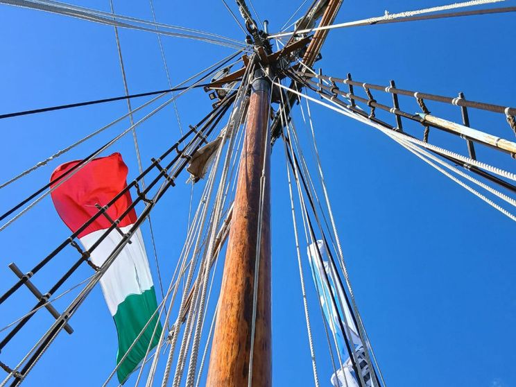Il tricolore sventola a Sète, su un galeone