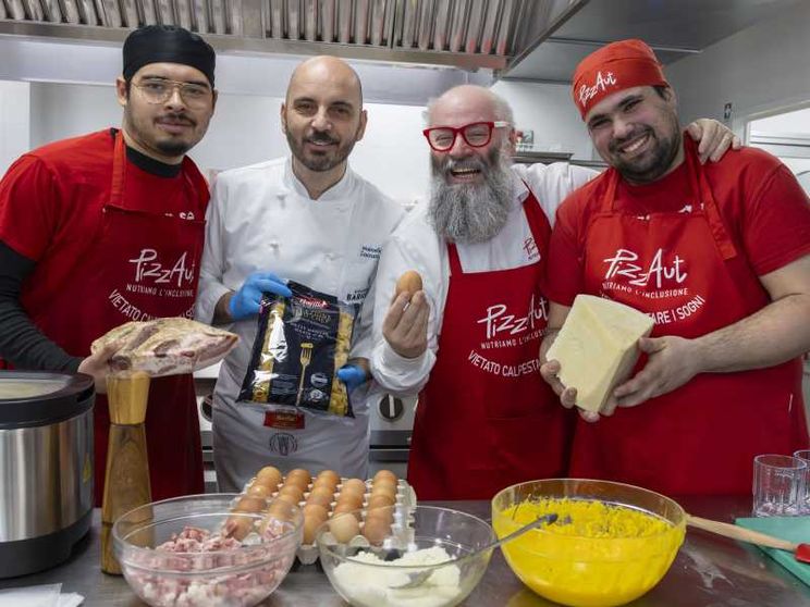 Lo staff dei ragazzi di PizzAut insieme a Nico Acampora e Marcello Zaccaria, chef di Accademia Barilla che ha guidato il percorso di formazione