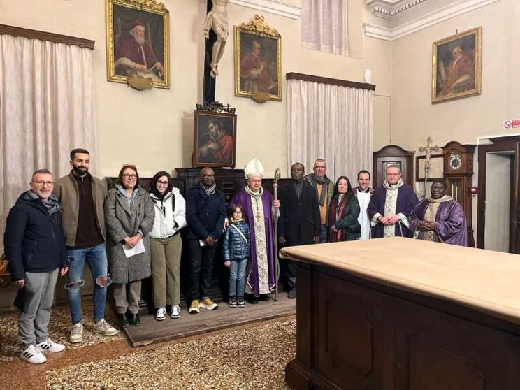 I catecumeni assieme al vescovo di Faenza-Modigliana, Mario Toso. Emily è la quarta da sinistra