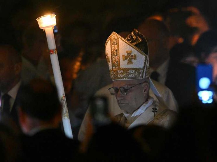Guerre e ingiustizie come macigni. Il Papa alla Veglia pasquale: «L’amore di Dio ci libera»