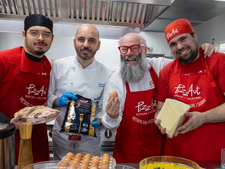 Lo staff dei ragazzi di PizzAut insieme a Nico Acampora e Marcello Zaccaria, chef di Accademia Barilla che ha guidato il percorso di formazione
