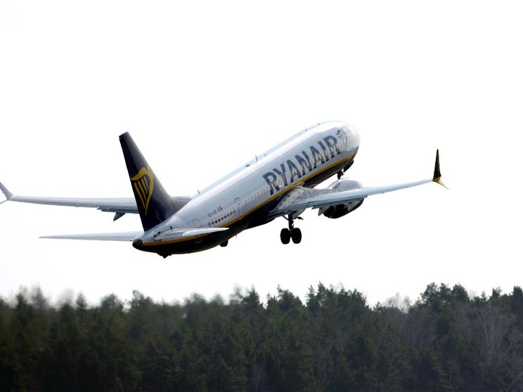 Un aeroplano della Ryanair durante il decollo