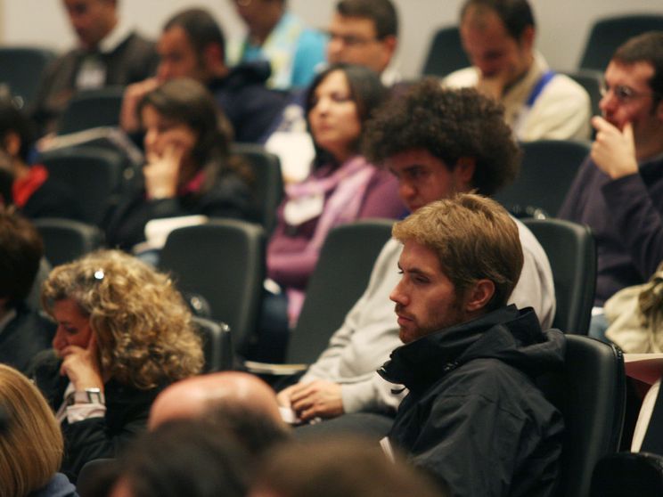 Giovani “indifferenti” alla Pasqua? Come avvicinarli alla Luce che cercano