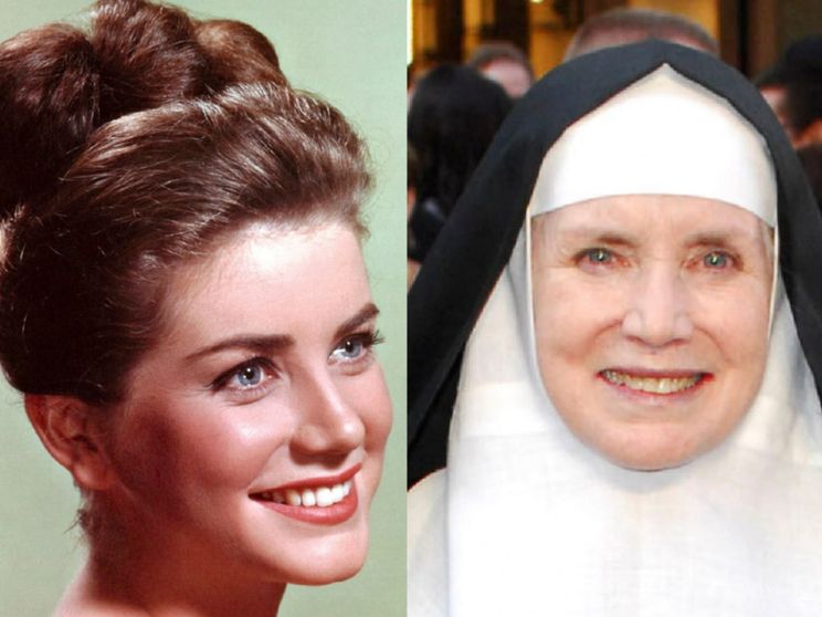 Dolores Hart, da attrice nel 1959 e con gli abiti da religiosa benedettina