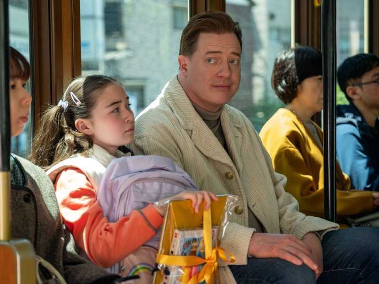 Shannon Gorman and Brendan Fraser in “Rental family”, il film dedicato al fenomeno dei familiari in affitto