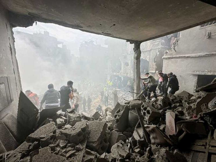 Soccorritori in azione a Beirut nel quartiere di Jnah, dove un raid israeliano ha colpito un edificio a 100 metri dall’ospedale Rafik Hariri / Reuters