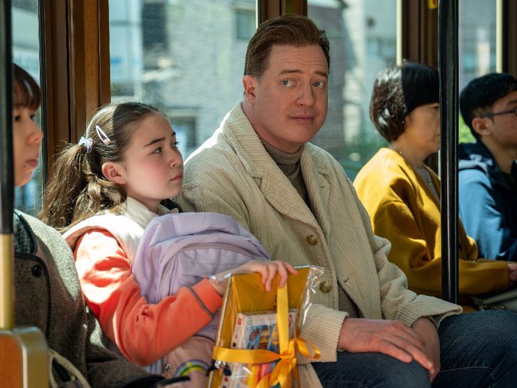 Shannon Gorman and Brendan Fraser in “Rental family”, il film dedicato al fenomeno dei familiari in affitto