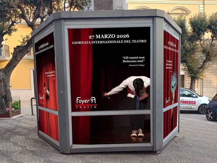 L'edicola abbandonata rinata grazie al teatro in miniatura: «Adesso vogliamo comprarla»