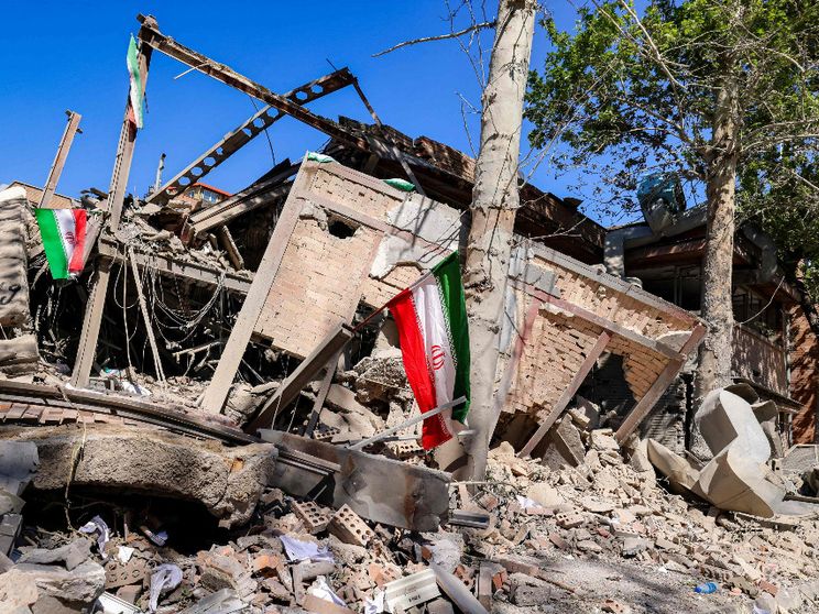 Le bandiere dell'Iran sventolano sulle macerie