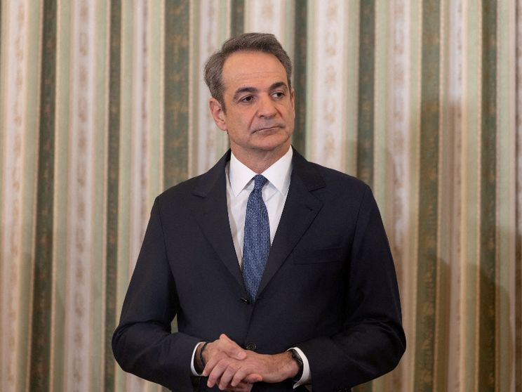 Un'immagine a mezzo busto di un uomo di mezza età in giacca e cravatta, capelli grigi, sguardo preoccupato