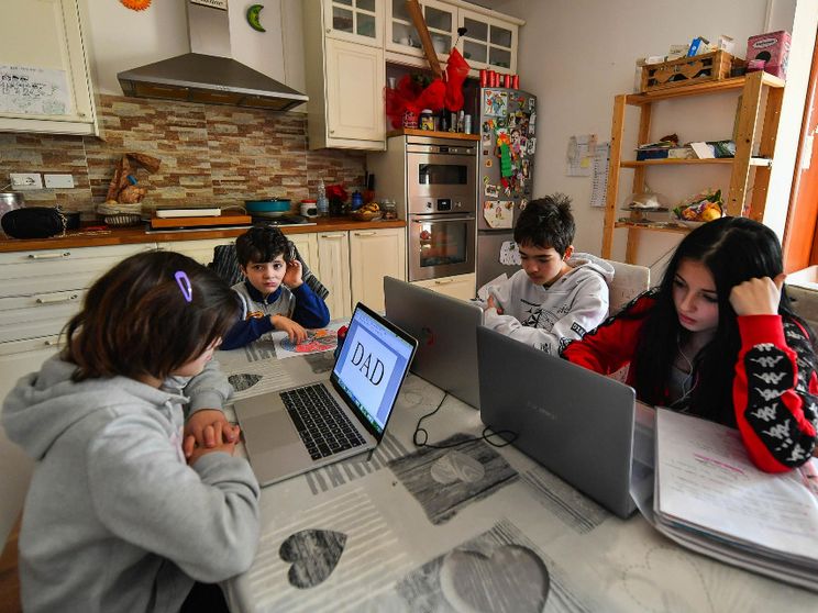 L'ipotesi (stupefacente) di tornare alla Dad per ridurre i consumi di energia? «Non è contemplata»