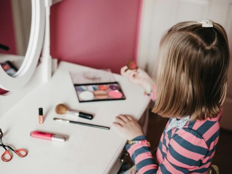 Anti-age e cosmetici per bambini? Quella pazza moda finita sotto la lente della Ue