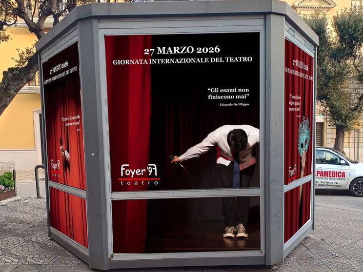 L'edicola abbandonata rinata grazie al teatro in miniatura: «Adesso vogliamo comprarla»