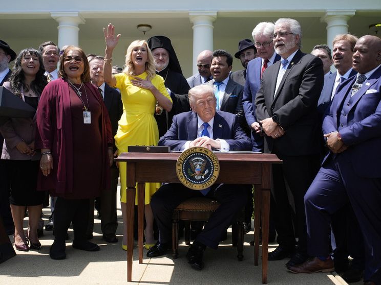 La Bibbia di Trump e l’eclissi culturale dell’Occidente liberale