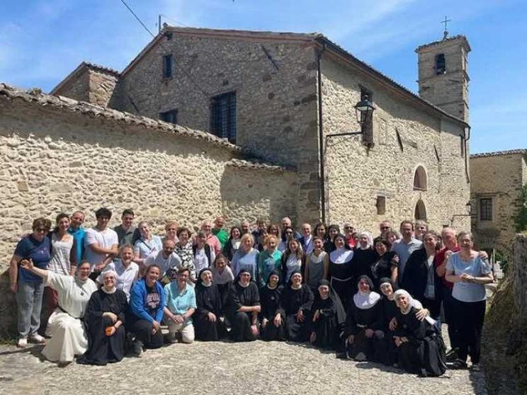 La comunità delle monache agostiniane di Pennabilli (Rimini) assieme a un gruppo di fedeli / Instagram-A.Perrone