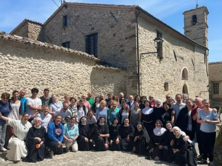 La comunità delle monache agostiniane di Pennabilli (Rimini) assieme a un gruppo di fedeli / Instagram-A.Perrone