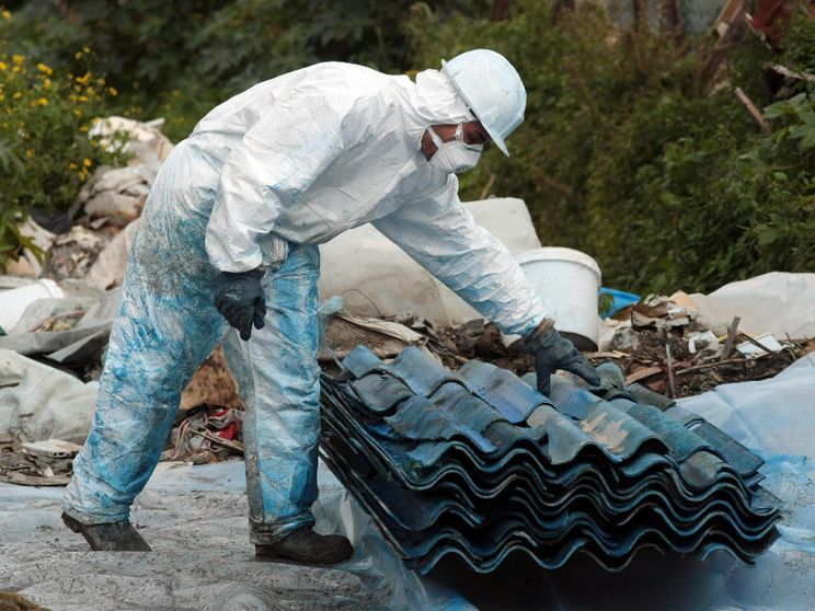 Un liceo nel Pavese è chiuso da settimane per amianto: cosa rischiano gli studenti