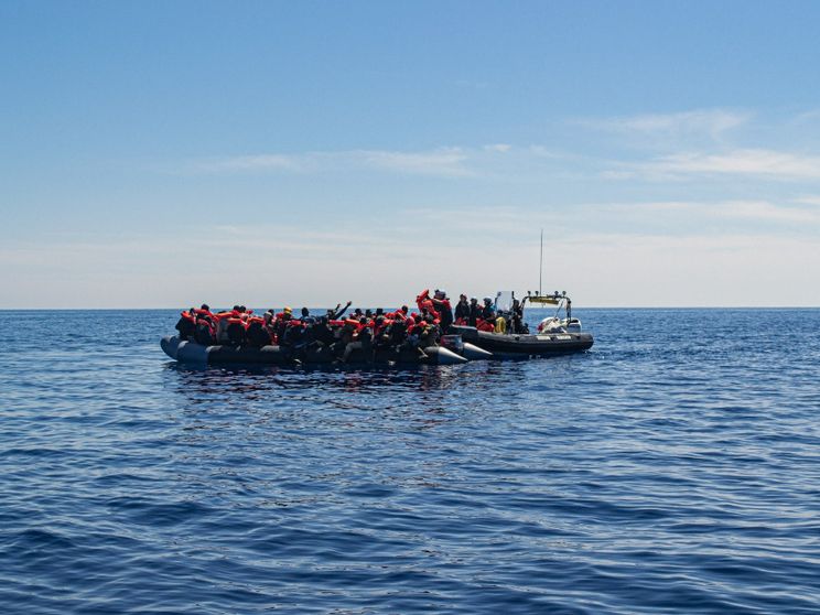 La nave di Emergency verso La Spezia con 71 migranti