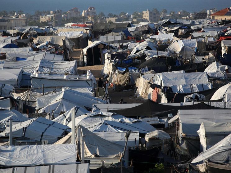 Una distesa di tende disordinata di tende bianche con panni stesi