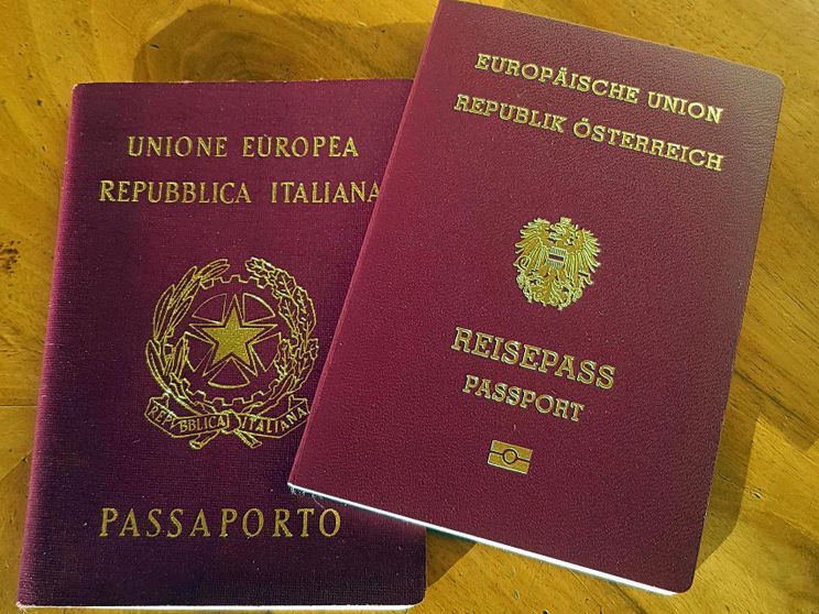 Addio ai timbri sul passaporto: per entrare in Europa controllo sui dati biometrici