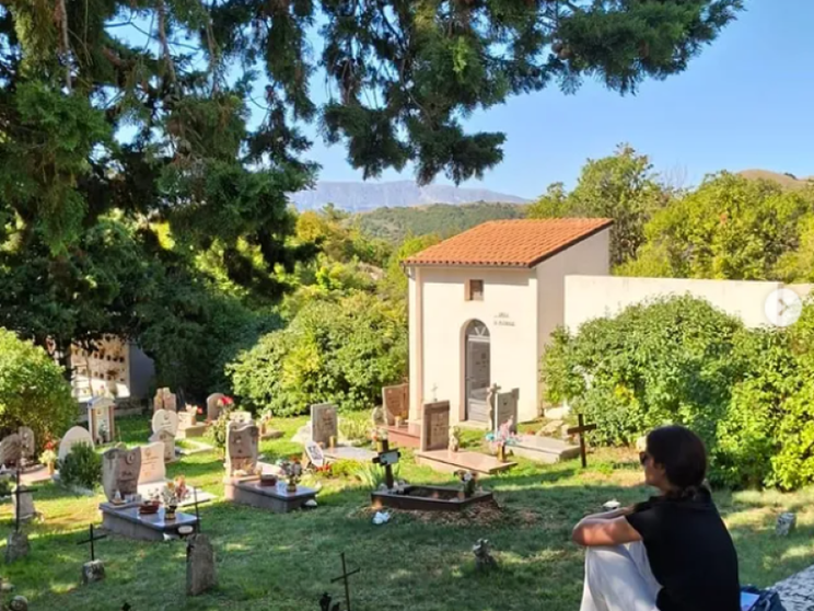 Giulia Depentor nel cimitero di Santo Stefano di Sessanio. La genealogista veneta, che è anche scrittrice e podcaster, ha fatto proprio delle ricerche cimiteriali la sua professione