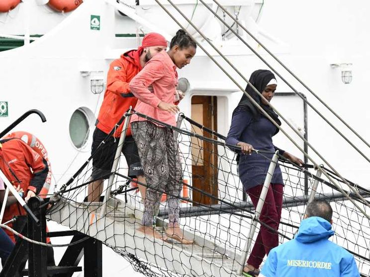 Uno sbarco di migranti a Crotone