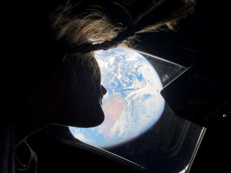 L'astronauta di Artemis II Christina Koch guarda la Terra dalla navicella Orion