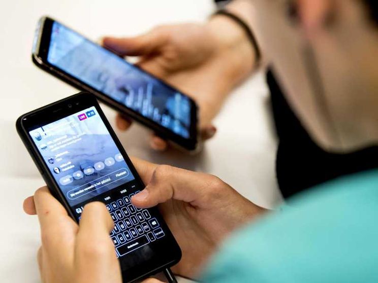 Limiti ai social? Giusto, ma non basta. “Patti digitali” per educare insieme
