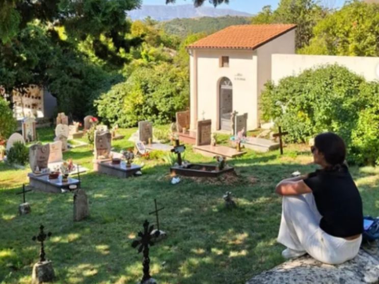 Giulia Depentor nel cimitero di Santo Stefano di Sessanio. La genealogista veneta, che è anche scrittrice e podcaster, ha fatto proprio delle ricerche cimiteriali la sua professione