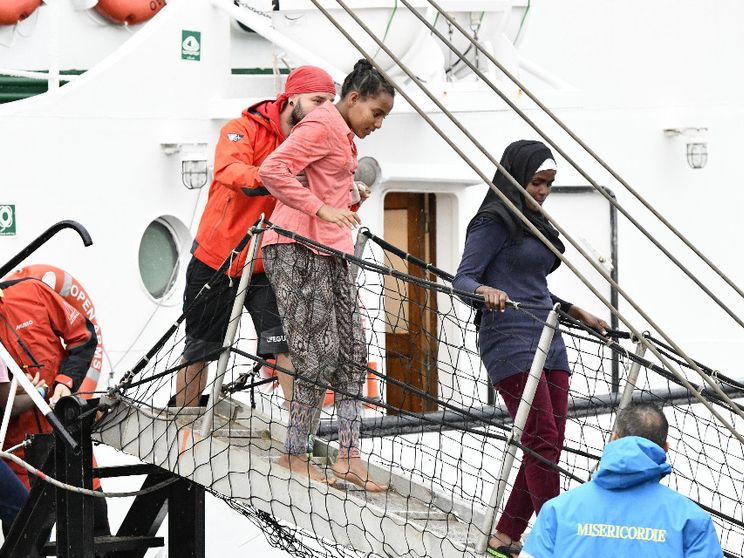 Uno sbarco di migranti a Crotone