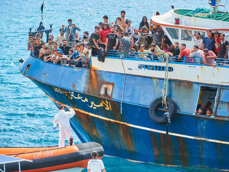 Foto d’archivio: uno sbarco di migranti a Catanzaro