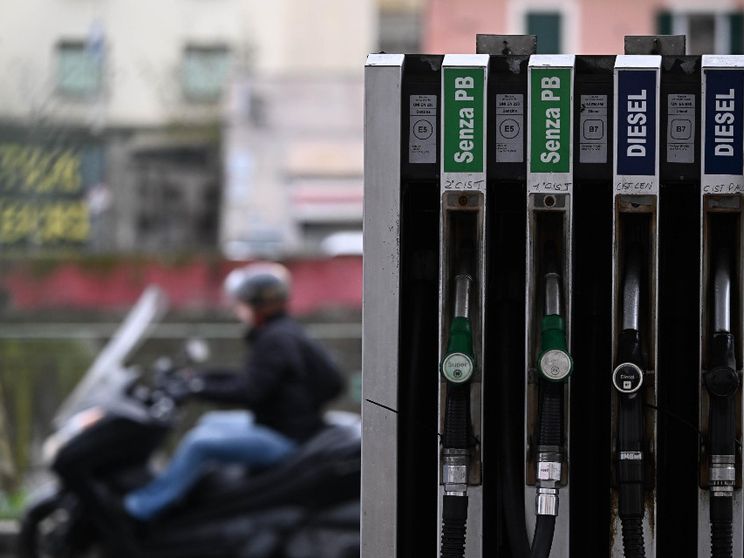 Il mondo al contrario: ora gli svizzeri vengono in Italia per il pieno al distributore