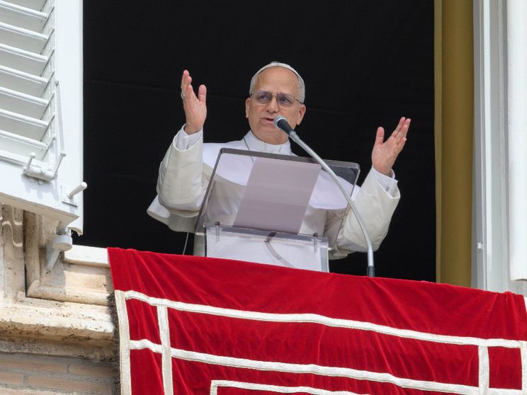 Il Papa alla preghiera del Regina Caeli in piazza San Pietro ieri, 12 aprile