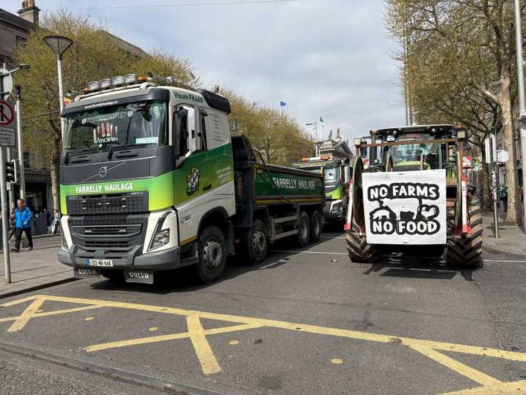 Effetto caro-carburante, scatta la protesta nel Vecchio continente. «Fermiamo i camion»