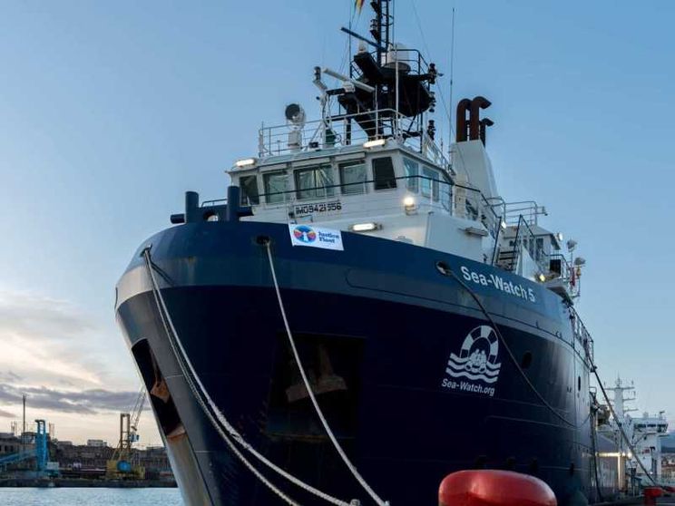 Fermata la nave che aveva soccorso i migranti bloccati sulla piattaforma petrolifera abbandonata