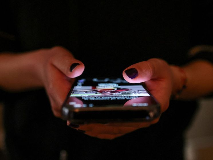 Minori e social: le soluzioni oltre i divieti. «Alleanza tra famiglie, scuola e medici»