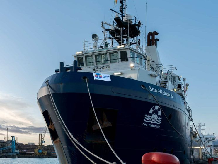 Fermata la nave che aveva soccorso i migranti bloccati sulla piattaforma petrolifera abbandonata