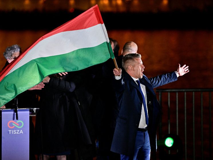 Peter Magyar, il leader dell'opposizione, dopo la vittoria
