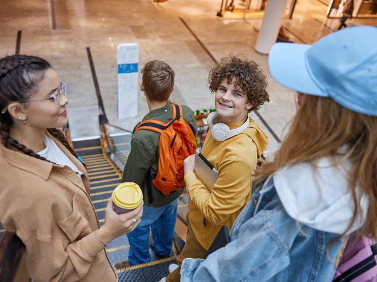 Quando i grandi imitano i giovani, più che «cool» diventano «cringe»