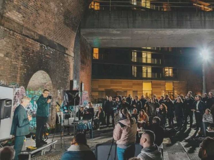 Una delle riunioni preliminari alla realizzaziome dell’Embassy Village, sotto il ponte della ferrovia di Manchester / Embassy