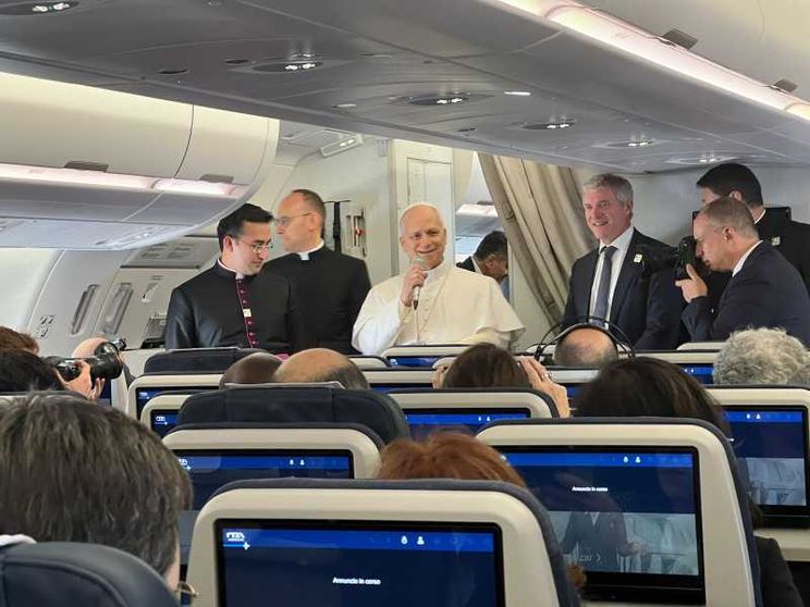 Papa Leone XIV sull'aereo che lo ha portato da Algeri a Yaoundé in Camerun