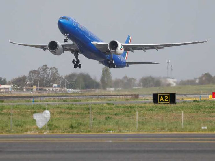 Perché l'Europa rischia davvero di restare a terra: la metà del "jet fuel" arriva dal Golfo